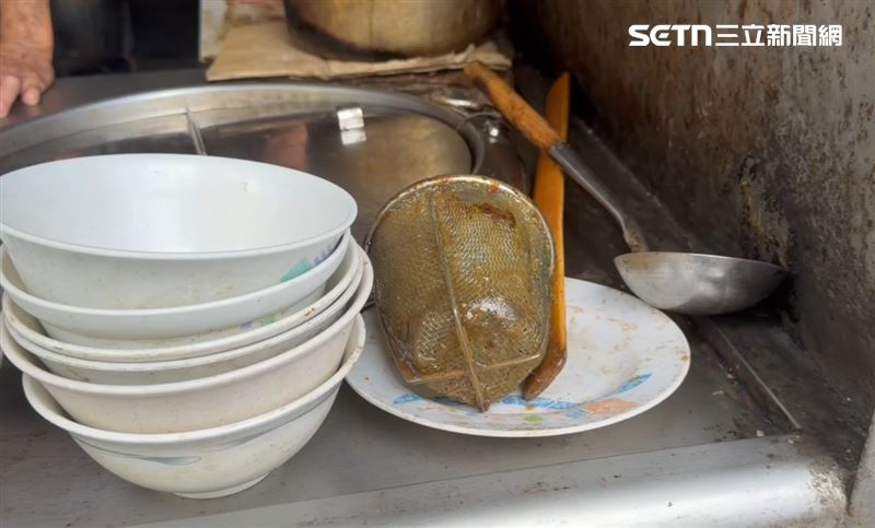撈麵的網勺卡了陳年污垢黏糊糊的。(圖/翻攝畫面)