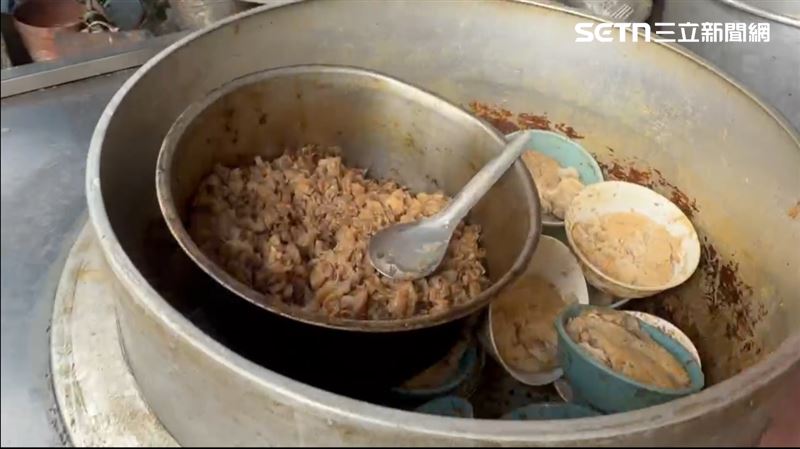 鍋蓋一掀開,很難讓人食指大動。(圖/翻攝畫面)