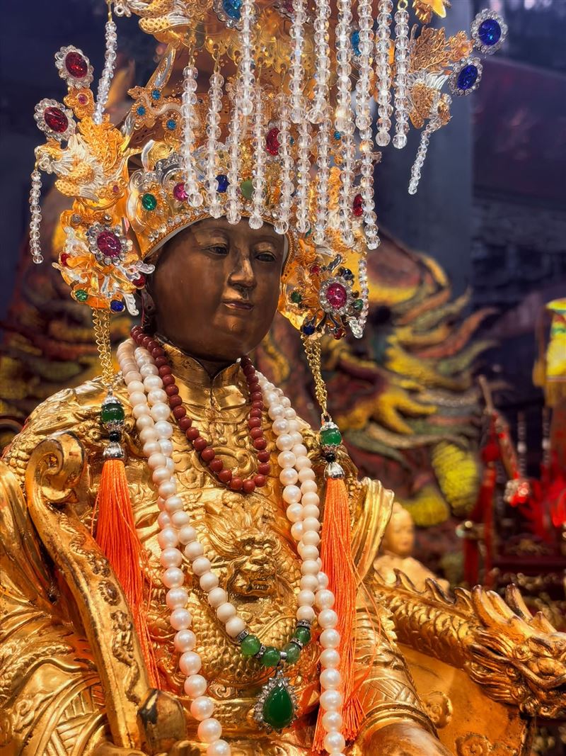 南方澳南天宮金媽祖歷劫歸來,信徒送上全新帽子與典雅的珍珠項鍊。(圖/翻攝自「南方澳南天宮-金媽祖」臉書)