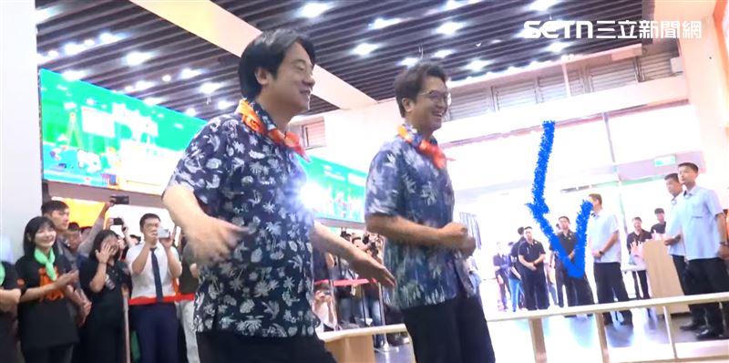 賴清德出席沈伯洋競選總部開箱,兩人在親子體驗區又跑又跳。(圖/翻攝畫面)