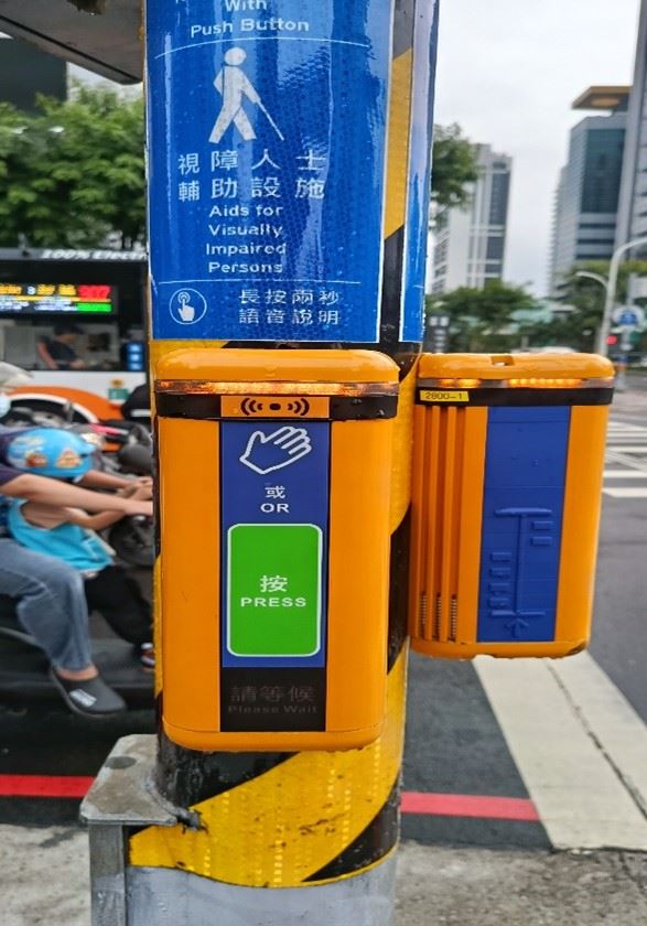 為優化視障者與行人的路口通行安全,新北市交通局於板橋區縣民大道、文化路試辦新版智慧有聲號誌。(圖/新北交通局提供)
