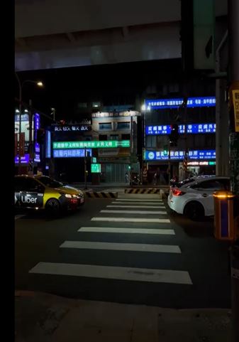 行人號誌轉為綠燈時加強照明,提高穿越道辨識度。(圖/新北交通局提供)