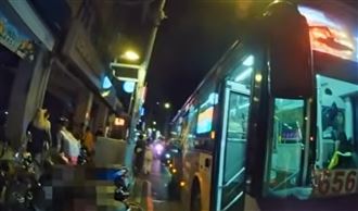 搭公車看影片太大聲！阿北遭推倒頭破血流