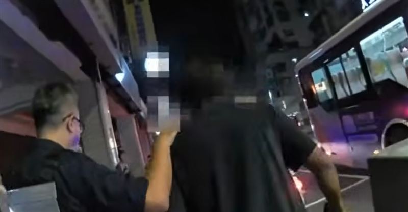 蕭男在公車上用手機看影片,疑音量過大引發潘男不滿,雙方發生推擠拉扯,潘男遭推倒頭部受傷,蕭男被警方逮捕移送。(圖/翻攝畫面)