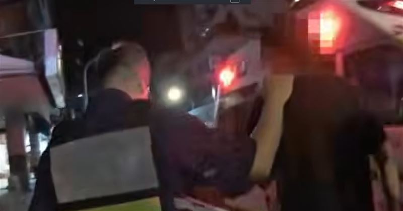 蕭男在公車上用手機看影片,疑音量過大引發潘男不滿,雙方發生推擠拉扯,潘男遭推倒頭部受傷,蕭男被警方逮捕移送。(圖/翻攝畫面)