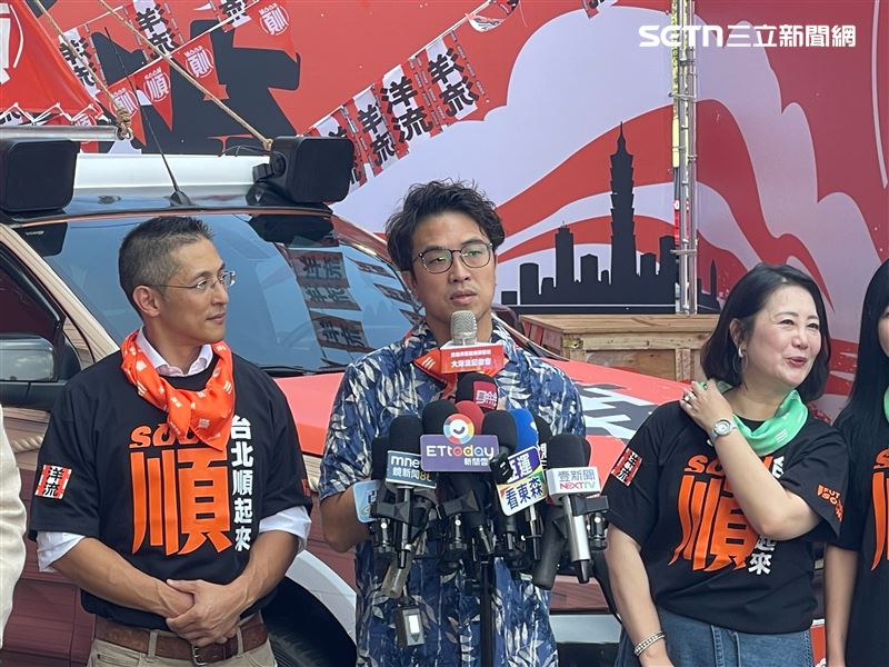 沈伯洋、吳怡農同台互動。(圖/記者楊士誼攝影)
