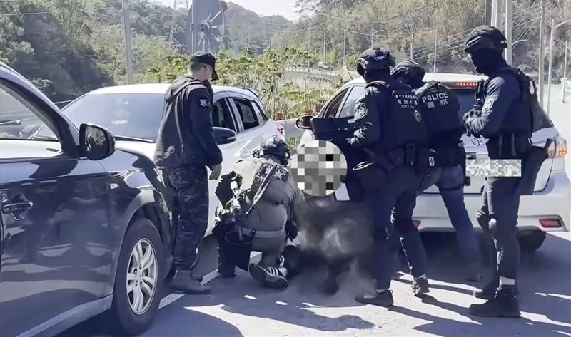 詐欺集團首腦鍾姓主嫌開車往新竹山區躲藏,逃逸路線遭警方從空中、陸地掌握。(圖/翻攝畫面)