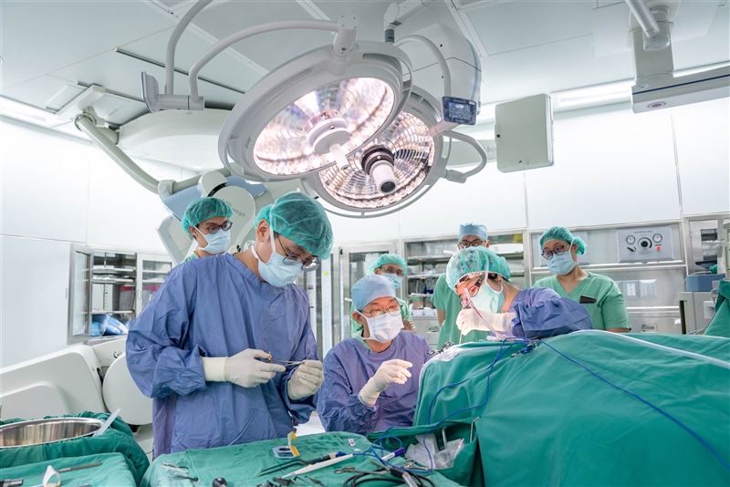 醫師指出,腦動脈瘤盛行率約3%,治療首要目標是找出出血原因、預防再次破裂出血。圖為醫護團隊手術情況(圖/長庚醫院提供)