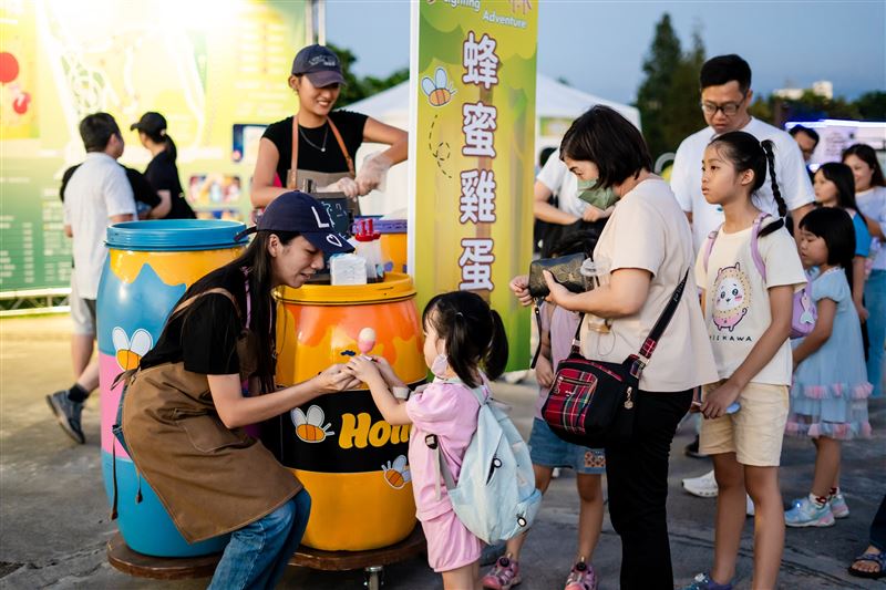 活動將持續至10月11日(星期日),每晚18時至22時展出,微笑市集自16時起開放,邀請全國遊客把握機會。(圖/嘉義市政府提供)