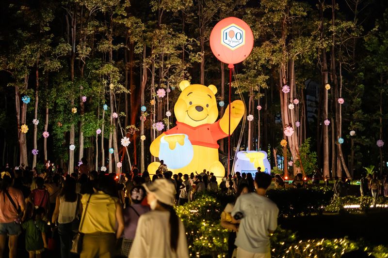 9米高小熊維尼造型氣偶成為社群打卡焦點。(圖/嘉義市政府提供)
