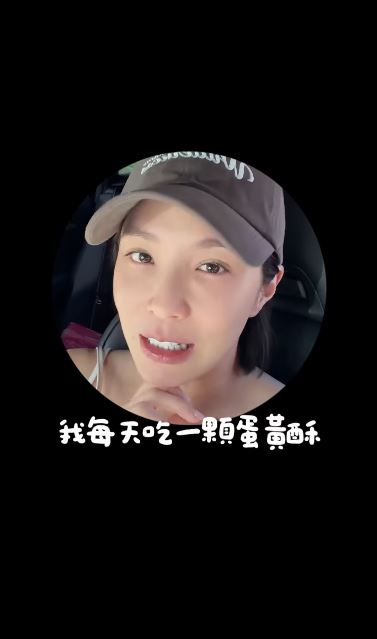 王嫚萱坦言自己孕期「每天吃一顆蛋黃酥」。(圖/翻攝自IG @o_vannesa_o)