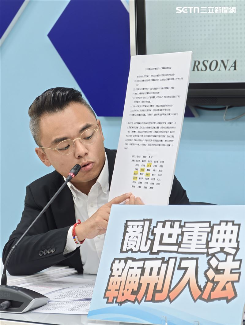 國民黨立法院黨團今天召開「鞭刑入法—重大詐欺、性暴力、毒駕、虐童得宣告強制鞭打!」記者會,由書記長許宇甄、首席副書記長洪孟楷主持。(圖/記者盧素梅攝影)