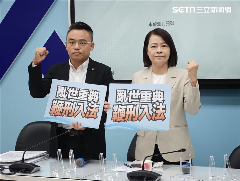 國民黨立法院黨團今天召開「鞭刑入法—重大詐欺、性暴力、毒駕、虐童得宣告強制鞭打!」記者會,由書記長許宇甄、首席副書記長洪孟楷主持。(圖/記者盧素梅攝影)
