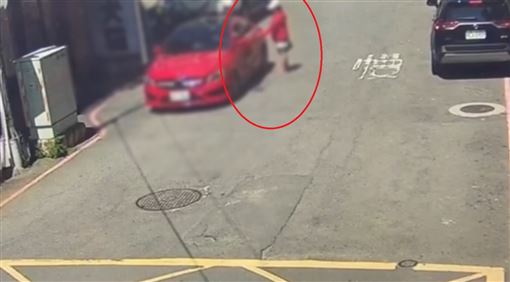 陌生女偷上車一路藏！23歲寶媽嚇壞尖聲叫