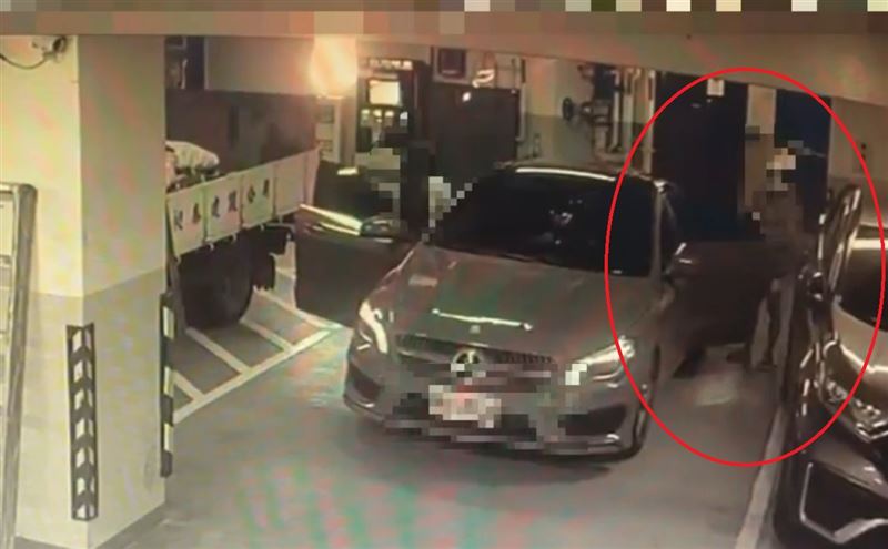 楊姓女子趁機偷偷坐上許女的車子,之後又尾隨許女跟孩子要上車,許女發現異狀、嚇得高聲大喊,目前已到警局提告強制罪告訴。(圖/翻攝畫面)