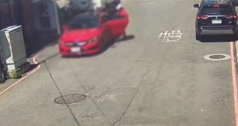 楊姓女子趁機偷偷坐上許女的車子,之後又尾隨許女跟孩子要上車,許女發現異狀、嚇得高聲大喊,目前已到警局提告強制罪告訴。(圖/翻攝畫面)