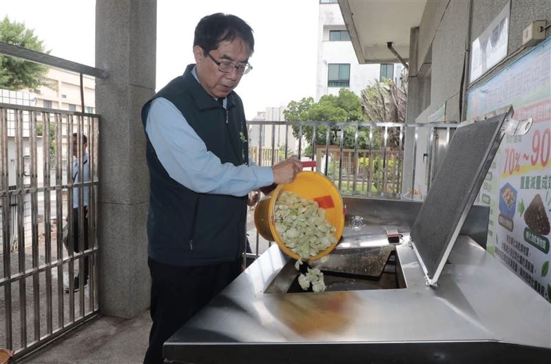 蔣萬安測午餐鹹度惹議!黃偉哲發文「忙的是態度」網笑:酸度爆表。(圖/翻攝自Threads @ weiche946)
