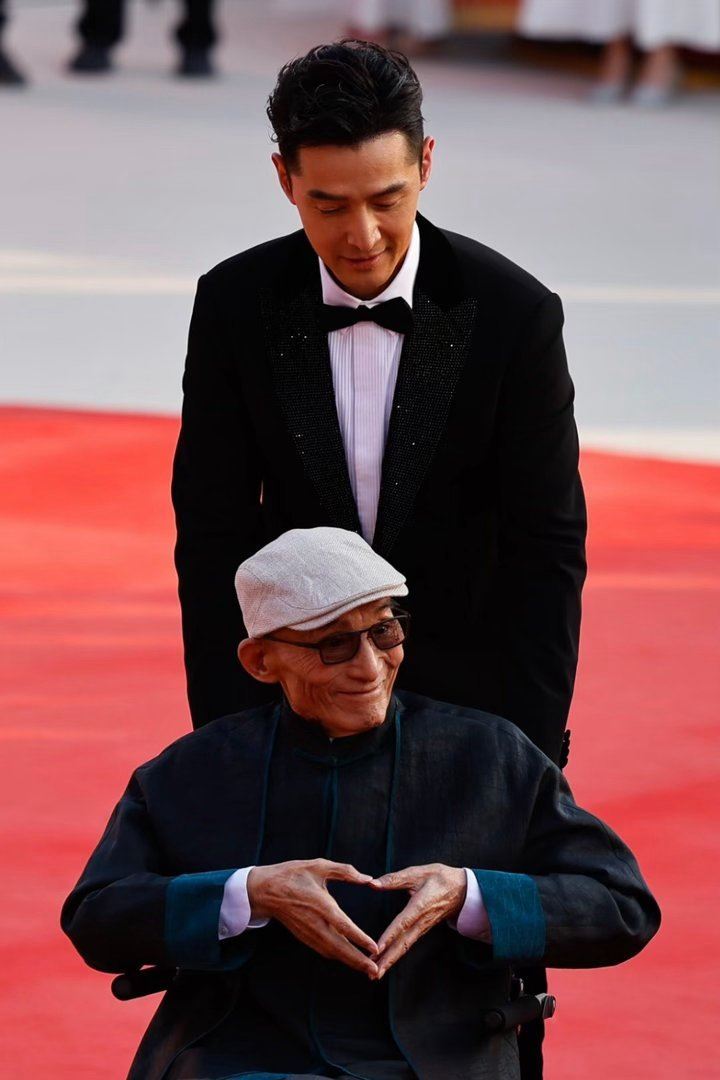 游本昌飾演「爺叔」是胡歌飾演的「阿寶」在人生及事業上的導師,兩人在戲外也培養出深厚情誼。(圖/翻攝自微博)