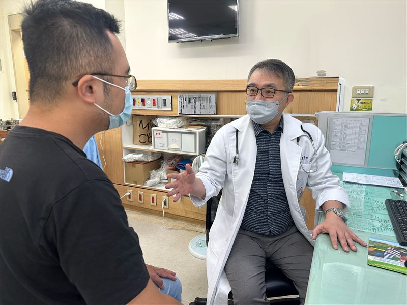 衛生福利部豐原醫院急診室主任王者仁提醒,民眾若食用魚類後短時間內出現臉紅、心悸、紅疹等症狀,應提高警覺。(示意圖/非當事人/豐原醫院提供)