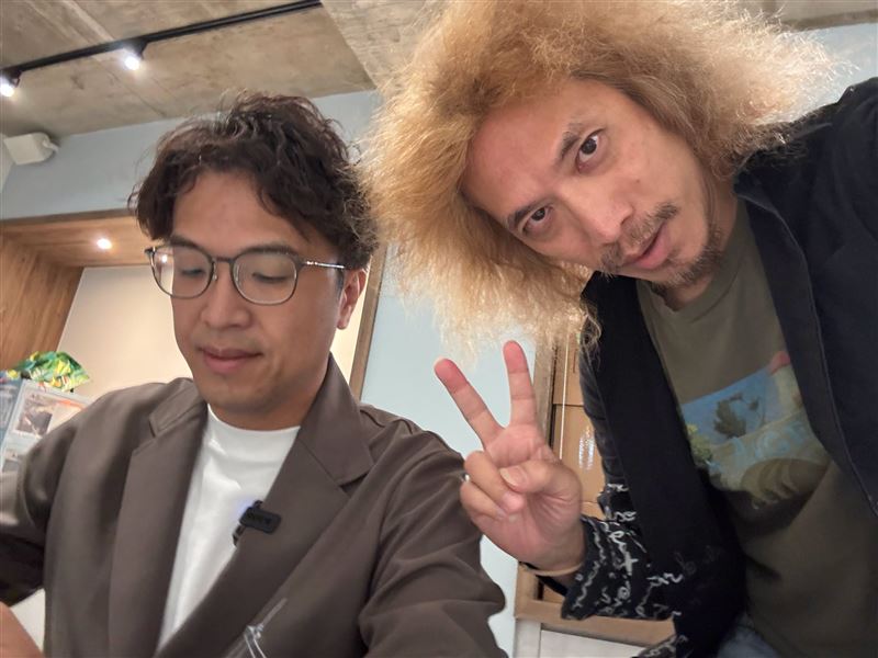 朱頭皮(右)曬出與沈伯洋(左)合照。(圖/翻攝自朱頭皮臉書)