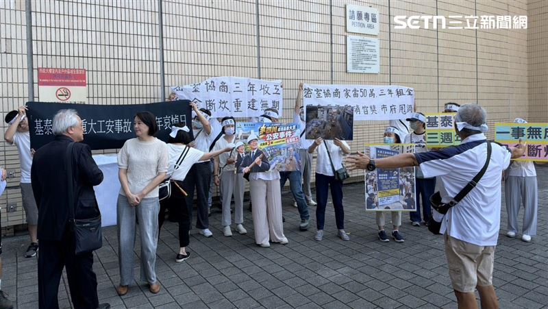 基泰大直案迄今逾3年未解，受災戶今日於台北市政府前舉白布條抗議，控訴蔣萬安承諾重建是空頭支票，並怒批基泰拒付第4年租金、企圖以一次性賠償卸責。（圖／記者陳韋帆攝影）