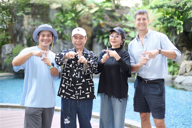 圖左起馬國弼、黃西田、王彩樺、賈斯汀，為雙十國慶登場的劍湖山耐斯歌廳秀進行彩排。（圖／劍湖山世界提供）