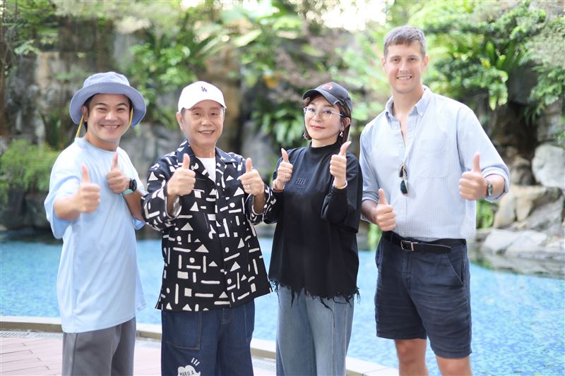 圖左起馬國弼、黃西田、王彩樺、賈斯汀，為雙十國慶登場的劍湖山耐斯歌廳秀進行彩排。（圖／劍湖山世界提供）