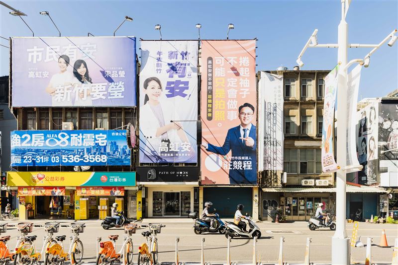 民進黨新竹市長候選人莊競程,今(30日)掛新看板,和高虹安PK。(圖/莊競程競辦提供)