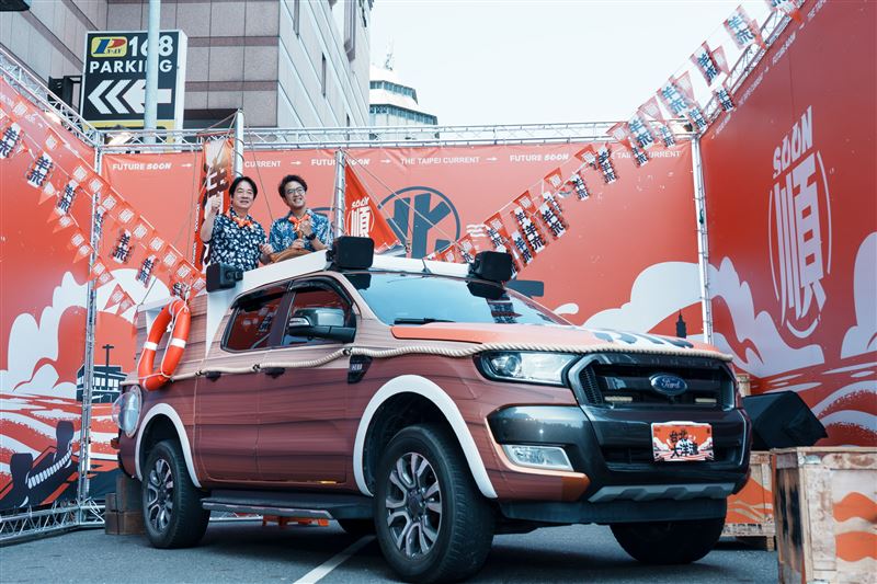 「洋流號」戰車揭幕,前總統蔡英文贈送的船舵也裝在車上。(圖/沈伯洋競辦提供)