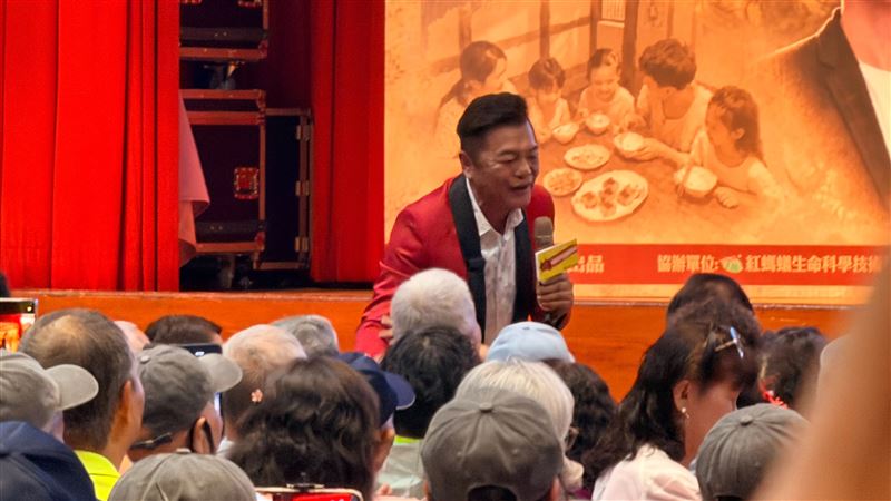 阿錡與台下觀眾互動。(圖/紅螞蟻生態園區提供)
