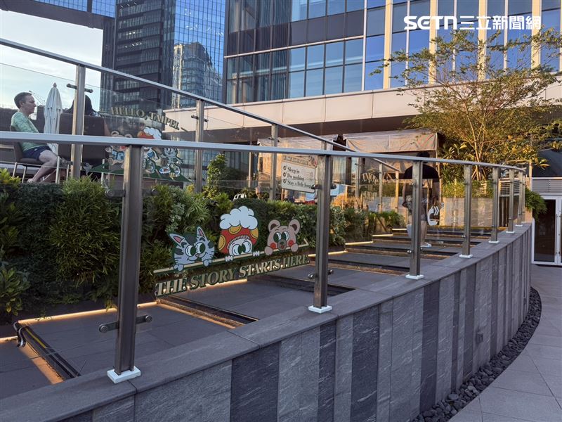 台北漢來大飯店歡慶三週年,游泳池也能看到可愛打卡點。(圖/記者李育道攝影)