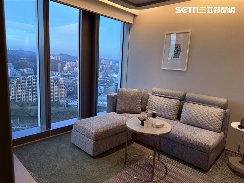 行政豪華套房有客廳且可以一覽山景與城市景。(圖/記者李育道攝影)