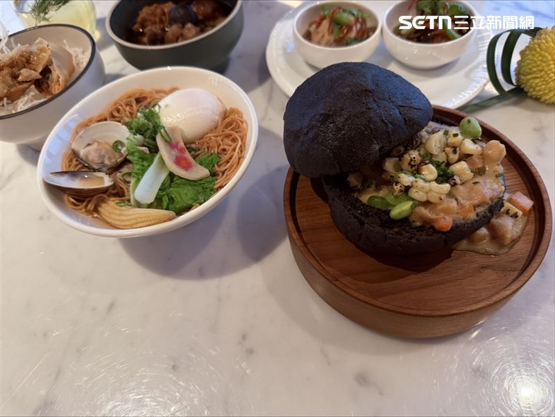 台北漢來大飯店歡慶三週年,重磅推出限量300組「一泊三食」住房專案。(圖/記者李育道攝影)