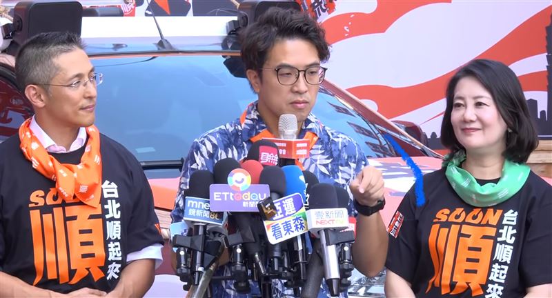 談及蔣萬安衝去金華國中測鹹度,沈伯洋也比出手勢喊了聲「0.25」。(圖/翻攝畫面)