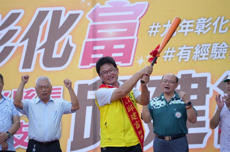 彰化縣長無黨籍參選人邱建富,按鈴控告網友散播假訊息抹黑,強調參選是自己決定,沒拿政黨一毛錢。(圖/翻攝自邱建富臉書)