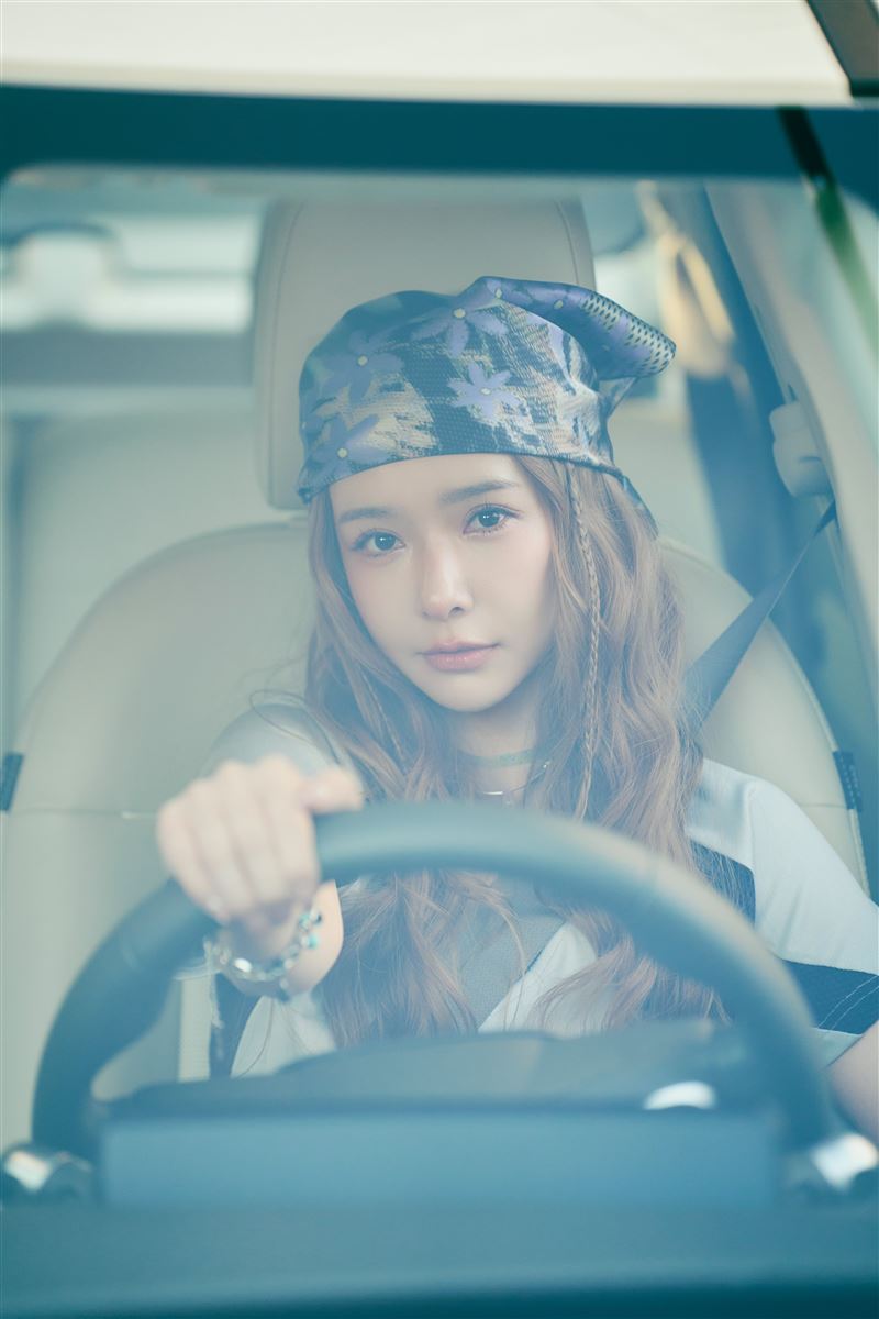 禾羽在〈大膽踹TRY!〉MV中親自駕車上路。（圖／原質娛樂提供）