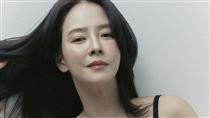 女星賣內衣親上陣當模特兒　小腹微凸掀議