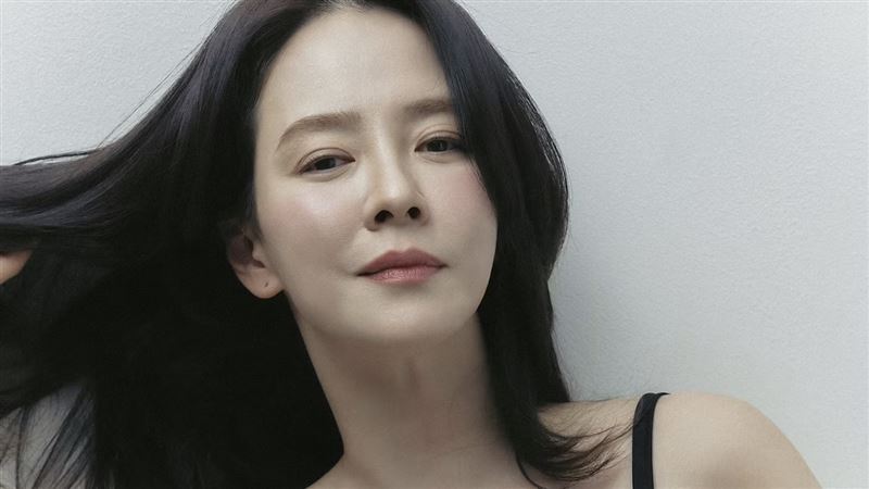 女星賣內衣親上陣當模特兒　小腹微凸掀議