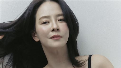 女星賣內衣親上陣當模特兒　小腹微凸掀議