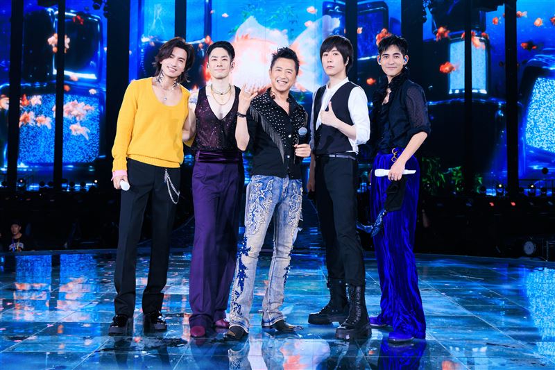 「F✦FOREVER恆星之城」杭州場邀請庾澄慶(中)擔任嘉賓。(圖/相信音樂提供)