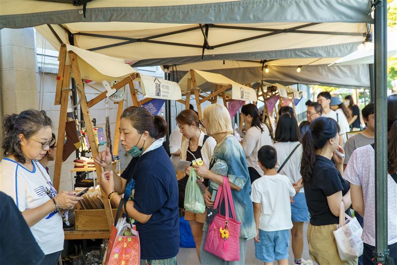 2026台灣設計展中壢展區假日市集「中原文創613設計展限定市集」人潮。（圖／桃園市政府提供）