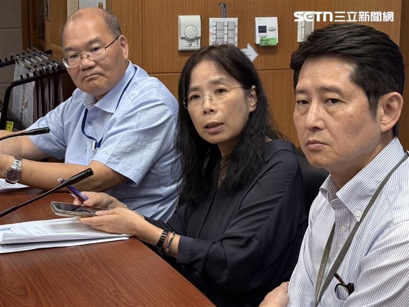 交通部今日召開疏運檢討會議,由(右至左)高鐵公司顏宏穎資深經理、公共運輸監理司胡迪琦司長、高公局交通管理組張崇智組長說明。(圖/記者李育道攝影)