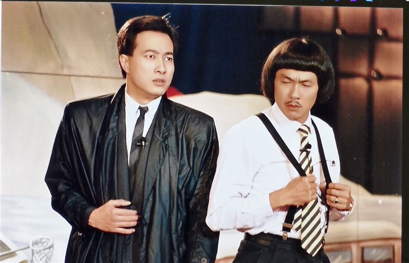 姜厚任(左)發文回憶當年熱心解惑勞健保,意外換來豬哥亮(右)不請自來的報恩。(圖/翻攝自姜厚任臉書)
