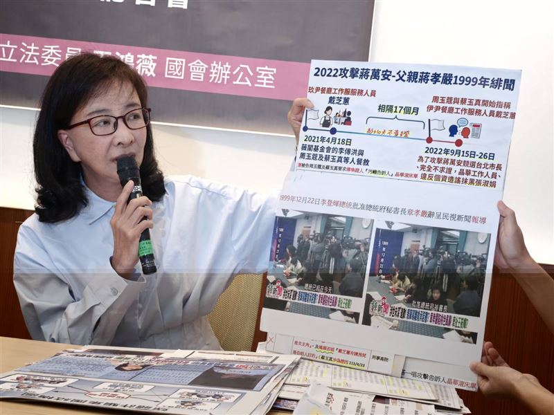前中華民國小姐張淑娟因不滿「滾床單」案判決結果,今(30)日與立委王鴻薇開記者會,張淑娟跪求高等法院還她清白並痛哭出聲。(圖/記者盧素梅攝影)