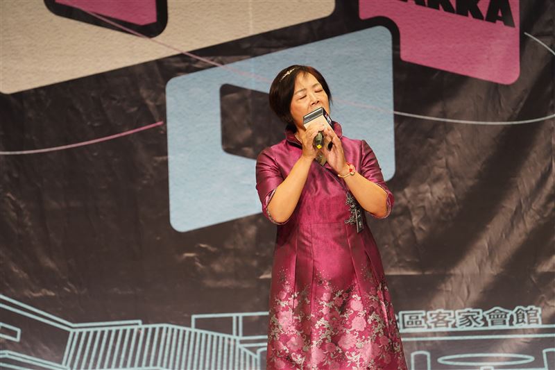 2026桃園客家音樂比賽參賽者以傳統山歌延續世代記憶。(圖/桃園市政府提供)