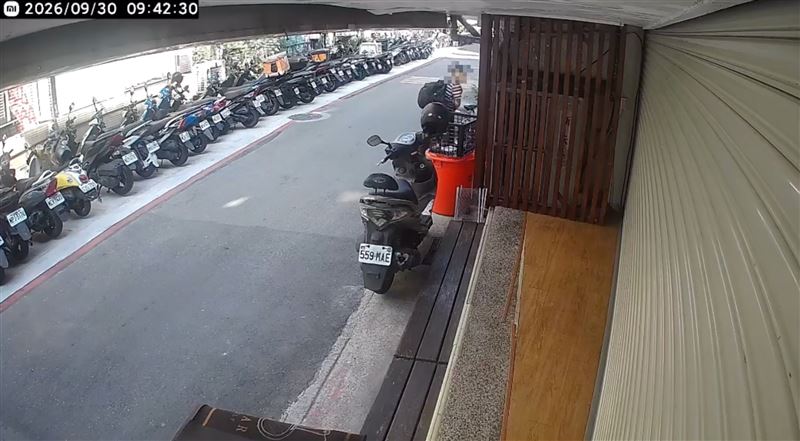 台北市大安區今(30日)驚見一名陌生男子持磚頭猛砸大門。(圖/翻攝自threads@413u14.7777777)