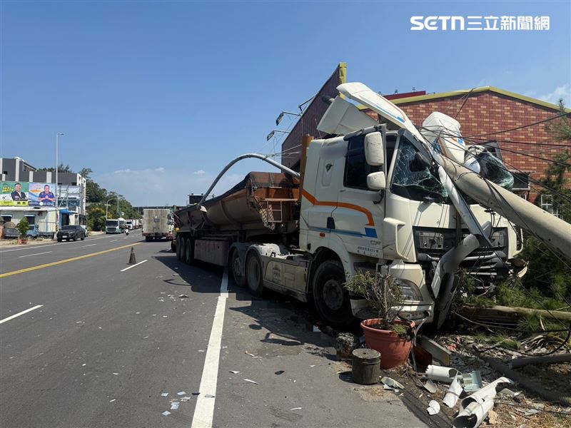 苗128縣道發生驚悚車禍,砂石車閃車失控撞斷電線桿,車頭嚴重凹陷。(圖/翻攝畫面)