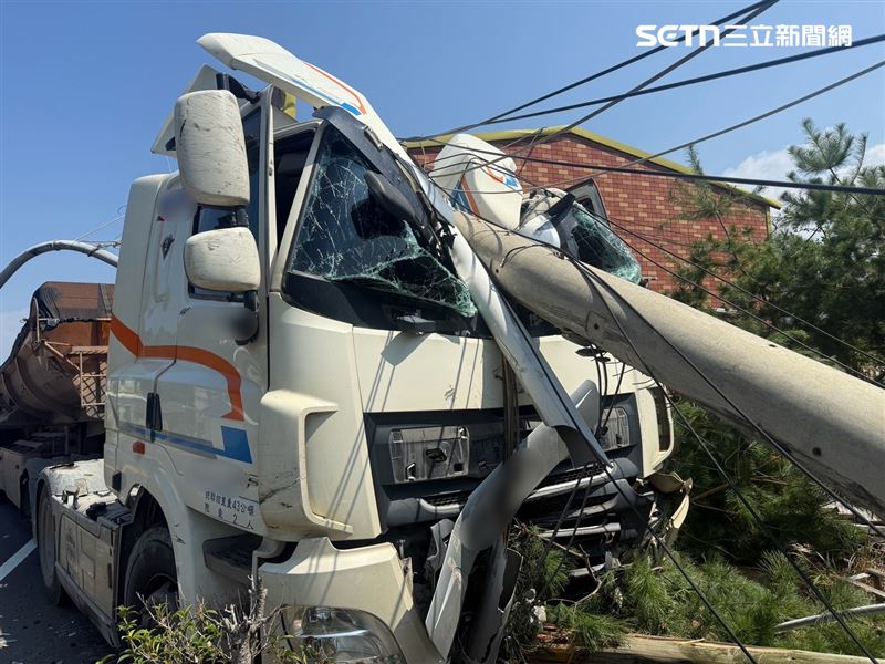 苗128縣道發生驚悚車禍,砂石車閃車失控撞斷電線桿,車頭嚴重凹陷。(圖/翻攝畫面)