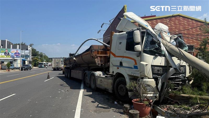 苗栗砂石車逆撞3電桿！車頭凹陷慘況曝