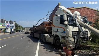 苗栗砂石車逆撞3電桿！車頭凹陷慘況曝